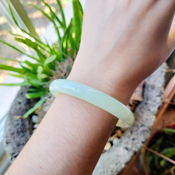 Vintage Solid Jade Bangle Bracelet - Picture 5 of 8